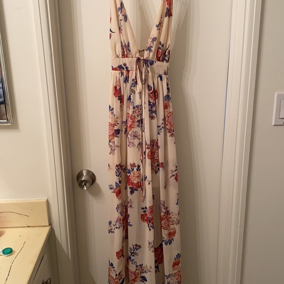 Beautiful dress - Picture 2 of 5